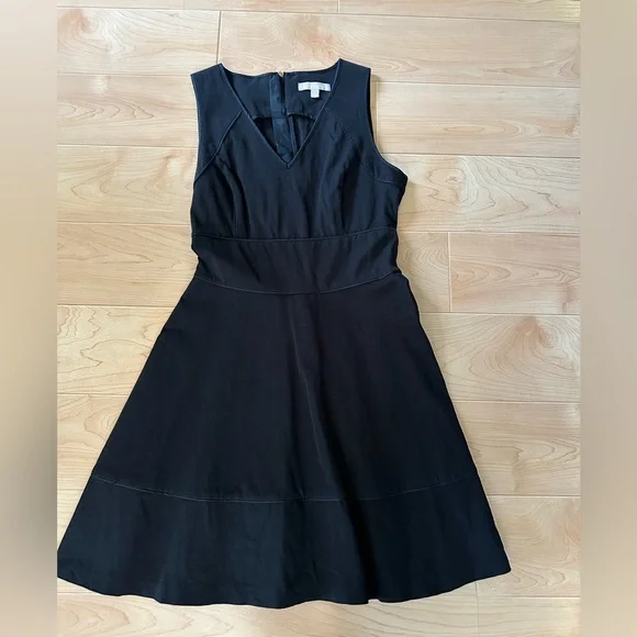 🌻 2/$10 Banana Republic black v neck sleeveless dress size 8 gold back zipper - Picture 3 of 10